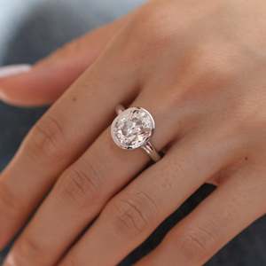 Bague de fiançailles de luxe en or blanc 14 carats avec diamant de laboratoire certifié IGI 4,5 carats taille coussin, sertissage clos, bijoux de mariée - Product Image 2