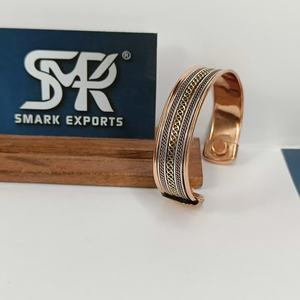 Bracelet ouvert traditionnel en cuivre magnétique multicouche, léger, artisanal, réglable, avec motif chaîne - Product Image 3