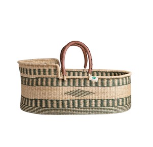 Panier à langer traditionnel en jonc de mer à rayures vertes, avec panier à langer pour enfant en rotin et revêtement en cuir. - Product Image 2