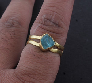 Bague en topaze bleue naturelle sertie en bélière, argent sterling 925, plaqué or de luxe, bijoux en pierres précieuses faits à la main pour femmes, vente en gros - Product Image 4