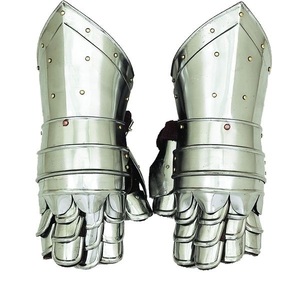 Guantelete de metal remachado, armadura protectora para las manos, adecuado para recreaciones medievales, eventos históricos y uso en cosplay. - Product Image 4
