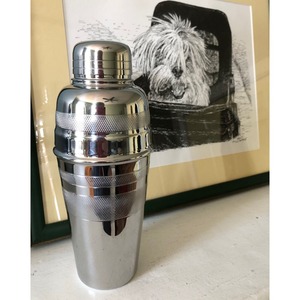 Shaker à cocktails en métal de qualité supérieure, conçu pour les barman professionnels et les mixologues amateurs recherchant des outils de préparation de boissons impeccables. - Product Image 1