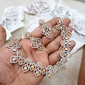 Ensemble collier et boucles d'oreilles classiques en cristal jaune – Bijoux de mariée plaqués argent pour mariage - Product Image 1