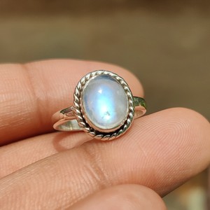 Bague de mariage et de fête tendance en argent sterling 925, faite à la main, avec cabochon ovale en pierre de lune arc-en-ciel naturelle, sertie en clos, 2 grammes - Product Image 1