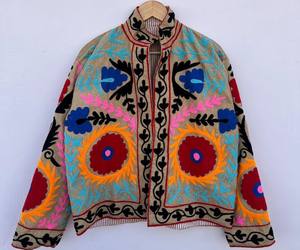 Veste réversible matelassée Cotrise avec broderie florale Suzani, style bohème, ouverte sur le devant |   Coton biologique respirant pour l'automne/hiver - Product Image 1