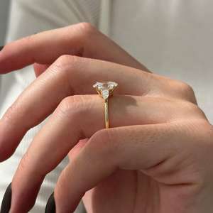 Bague à trois pierres en diamant de laboratoire ovale de 2 carats E VVS2, bague à trois pierres ovale et poire en or jaune 14 carats, certifiée IGI - Product Image 2