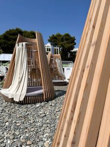Chaise longue en teck semi-fermée, lit de jour en bois, mobilier de salon de jardin pour hôtel ou resort - Product Image 3