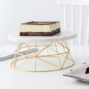 Support à gâteau de luxe en marbre blanc avec base géométrique dorée en fil métallique, plateau de présentation rond nordique pour cupcakes, idéal pour la décoration de mariages et de fêtes. - Product Image 1