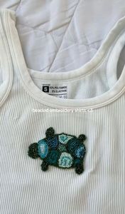 เสื้อกล้ามคอวีผ้าจอร์เจตต์ลายพิมพ์ดิจิทัลปักโลโก้สไตล์ลำลองตะวันตกประดับลูกปัดสำหรับผู้หญิงช่วงฤดูใบไม้ผลิ เป็นมิตรต่อสิ่งแวดล้อม - Product Image 5