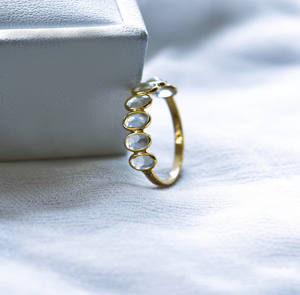 Hermoso Anillo de Oro Amarillo de 14K con Incrustaciones de Piedras de Luna Arcoíris Naturales en Forma Ovalada - Product Image 4