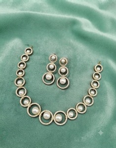 Ensemble collier et boucles d'oreilles de luxe plaqué or antique, motif central en perle et boucles d'oreilles triples circulaires assorties pour occasions spéciales - Product Image 6