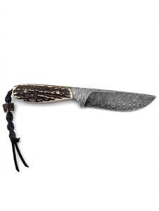 Couteau de chasse en acier Damas, manche en bois de cerf, pointe clip, lame droite avec cordon, fait main et personnalisé - Product Image 5