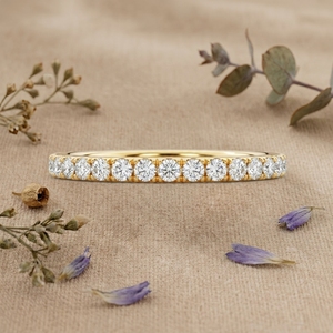 Bague de mariage en or avec diamants, style demi-éternité minimaliste, empilable, pour femme - Product Image 2