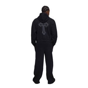Ensemble survêtement homme noir avec sweat à capuche entièrement zippé orné de strass et pantalon assorti – Vêtements OEM ODM en gros - Product Image 2