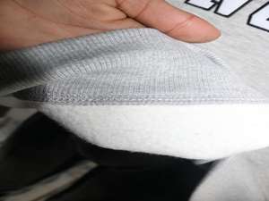 Sudadera IOWA NURSING HEATHER GREY con cuello alto, 100% algodón, con apliques bordados blancos, cuello ancho, hilos finos. - Product Image 6