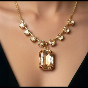 Collar de Lujo en Tono Dorado con Colgante Rectangular de Cristal Color Champán y Detalles de Piedras Redondas Brillantes - Product Image 1