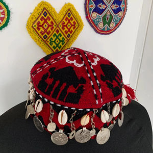 Collar con colgante de moneda tribal afgana ornamentada, con elaboradas cuentas plateadas en relieve y flecos de monedas de múltiples capas - Product Image 1