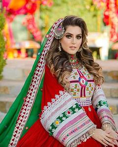 Robe de mariage traditionnelle africaine Kuchi, robe de fête trois pièces en velours brodé de pièces rouges 2023 - Product Image 4