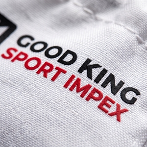 Sac à dos blanc à cordon de serrage avec logo noir et rouge imprimé, broderie personnalisée, sac de sport et de gym au design épuré pour l'école ou les voyages - Product Image 5