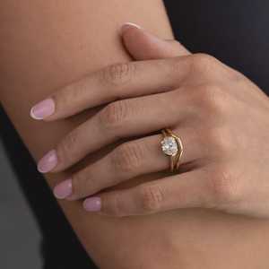 Bague de fiançailles solitaire en diamant de laboratoire ovale East West – 1 carat, sertissage demi-cerclé - Product Image 3