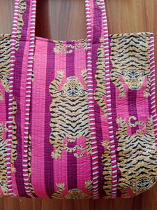 กระเป๋าผ้าฝ้ายอินเดียลายควิลท์: กระเป๋าตลาดลายเสือทำมือ - Product Image 2