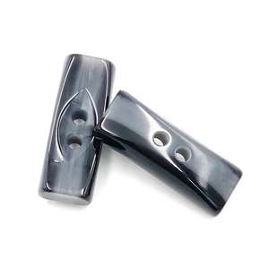 Botón de cuerno de vaca de alta calidad, impermeable, hecho a mano, de tamaño personalizado, con dos agujeros, rectangular, para abrigos y muebles - Product Image 5