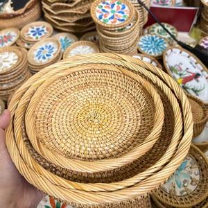 Cesta redonda de ratán tejida a mano con borde trenzado natural, decorativa, para servir, para mesa de comedor, mesa de café y almacenamiento en la cocina. - Product Image 4