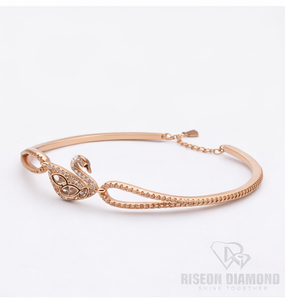 Brazalete abierto Swan Diamond en oro rosa de 18 quilates con motivo de cisne esculpido, diamantes redondos brillantes de talla brillante, elegancia y lujo. - Product Image 5