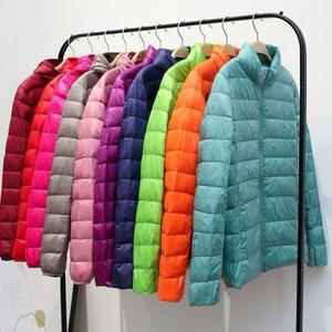 Chaqueta Acolchada Negra con Capucha y Logotipo Personalizado para Mujer, Abrigo Casual de Invierno a Prueba de Viento, Corte Regular, Color Sólido, Cierre de Cremallera - Product Image 3