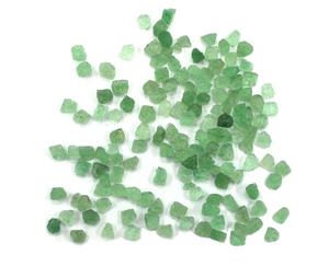 Piedra deslumbrante pequeña sin tratar cortada a mano en bruto 50 piezas Natural verde fresa cuarzo piedras preciosas mayorista indio - Product Image 1