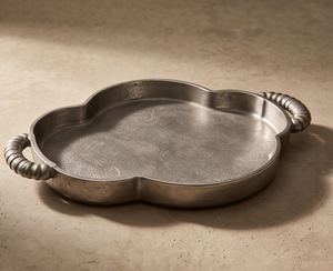 Bandeja de Servir Metálica en Forma de Quatrofoil al por Mayor, Plato Plateado con Asas Acanaladas y Base Estampada, Decoración de Mesa, Venta a Granel - Product Image 2