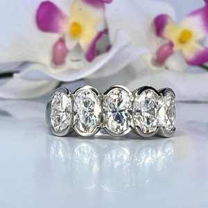 Bague de fiançailles tendance en argent sterling 925 avec cinq pierres, demi-alliance de mariage en moissanite VVS taille ovale 1,25 carats et alliance assortie - Product Image 1