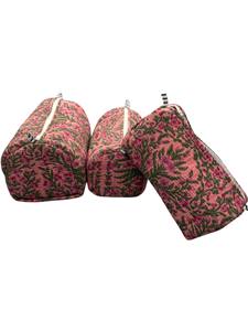 Bolsa de Cosméticos Acolchada Floral Color Verde Azulado de Lujo |   Bolsa de Maquillaje de Algodón Buti Rosa Hecha a Mano con Lámina Impermeable |   Obra Maestra de Viajes - Product Image 4