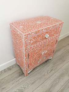 Mueble de Salón Hecho a Mano Estilo Asiático con Incrustaciones Florales de Coral Blanco y Madreperla, con un Cajón y Dos Puertas - Product Image 3