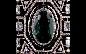 Colgante de Diamante Geométrico de Lujo Cultivado en Laboratorio con Centro de Aspecto Esmeralda |   Joyería nupcial de alta gama - Product Image 5