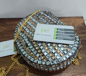 Pochette de soirée ornée de motifs mosaïques en forme de demi-lune, avec cristaux, métal, Kundan et travail de miroir, sac bandoulière doré pour femme - Product Image 5