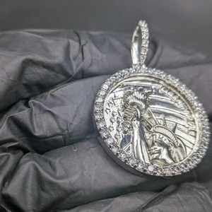 Pendentif Statue de la Liberté en Argent Plaqué 925 avec Sertissage de Strass en Cristal, Breloque Thème Hiphop Unisexe pour Cadeau - Product Image 5