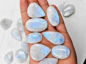 Cabochons en pierre de lune arc-en-ciel naturelle en gros |   Pierres précieuses bleues à reflets nacrés en forme de poire pour la fabrication de bijoux, taille personnalisée - Product Image 1