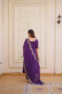 Conjunto de Salwar Kameez Rojo con Detalles Bordados, Ropa Tradicional India y Pakistaní para Mujer, Largo hasta el Tobillo, Corte Regular - Product Image 3