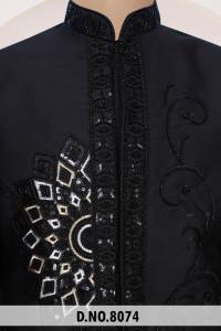 Traje Indo-Occidental Geométrico Mandala TR Lachko Negro Jet con Bordado de Lentejuelas Doradas Opacas para Novio - Product Image 4