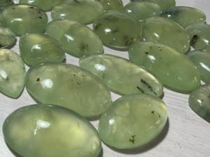 พลอยเพรฮไนต์ทรงหลังเบี้ย สีเขียว พลอยธรรมชาติ ขายส่งที่ BU GEMS - Product Image 1