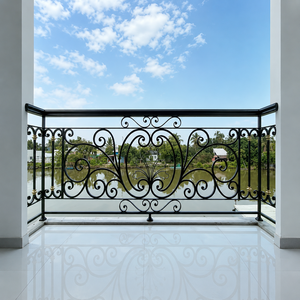 Mejore el exterior de su edificio moderno con barandillas de balcón de hierro forjado artesanal que garantizan seguridad y un estilo refinado. - Product Image 2
