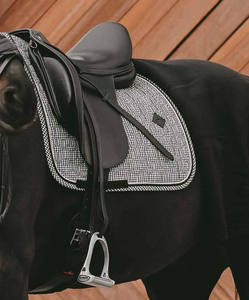 Sillín de contacto cercano inglés: sillín de carrera de cuero para saltar y eventos con solapa delantera disponible en árbol de madera de plástico - Product Image 3