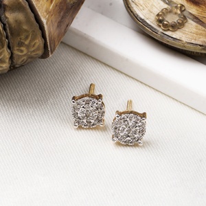 Vente en gros de boucles d'oreilles à clous en or jaune massif 18 carats avec diamants naturels ronds en grappe, fermoir à vis, bijoux fins, Memoria Jewels - Product Image 1