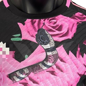 เสื้อฟุตบอลผู้ชายสีดำพิมพ์ลายกุหลาบสีชมพู แขนสั้น คอวี ทรงปกติ โพลีเอสเตอร์ 100% ไซส์ใหญ่ สำหรับทุกฤดูกาล - Product Image 5