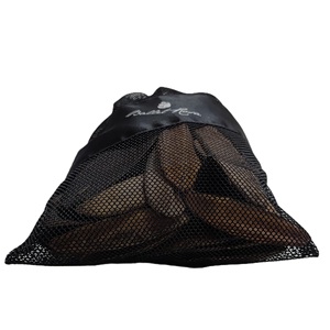 Bolsa de malla con cordón de alta calidad y logotipo plateado en cinta de satén de 7.5 cm para el empaquetado de prendas de vestir de primera calidad. - Product Image 6