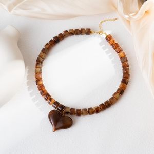 Collier pendentif en résine fait main, bijoux en résine avec fleurs réelles, collier tendance, cadeau unique pour femmes, bijoux à la mode - Product Image 1