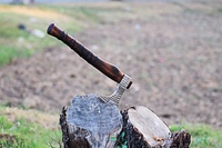 Hache Tomahawk artisanale en acier à haute teneur en carbone, manche en bois de frêne recouvert de cuir, étui en cuir fin, multifonction, ODM