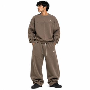Ensemble survêtement homme 2 pièces taupe coupe ample avec sweat-shirt col rond oversize et détails de coutures contrastantes, logo personnalisé, style streetwear décontracté - Product Image 1