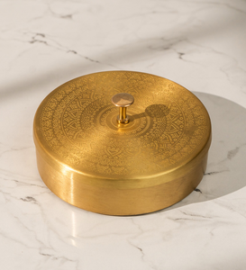 Boîte à épices artisanale en laiton Chutki avec 7 compartiments, rangement traditionnel pour épices, organiseur de cuisine en laiton de qualité supérieure - Product Image 1